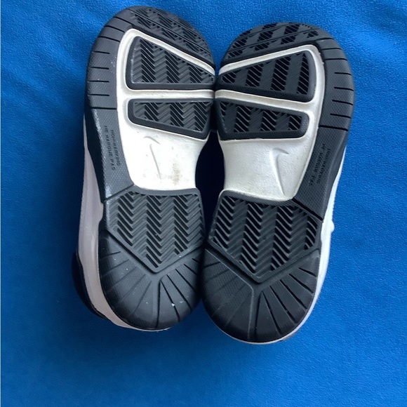 Nike Elite Youth Basketball Sneaker Size 6.5 Y Gently Worn - Picture 7 of 10